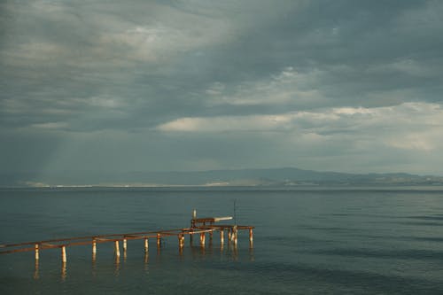 Бесплатное стоковое фото с вода, море, мрачное небо