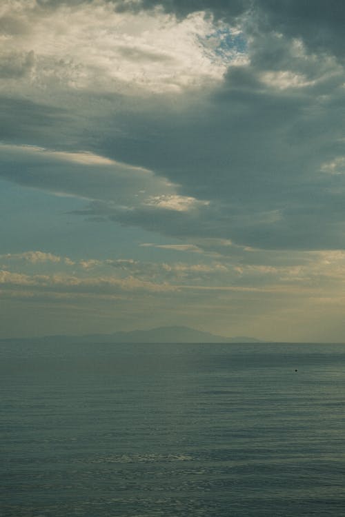 Бесплатное стоковое фото с вертикальный выстрел, море, морской пейзаж