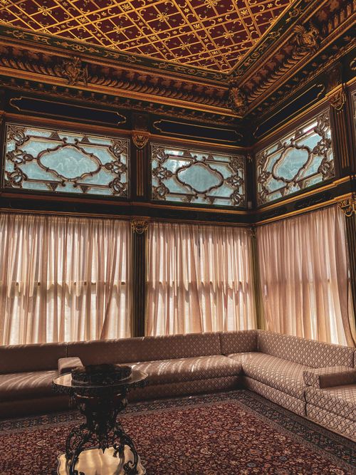 Free Opulent room interior featuring rich decorative details and elegant furnishing in Topkapi Palace, Istanbul. Stock Photo