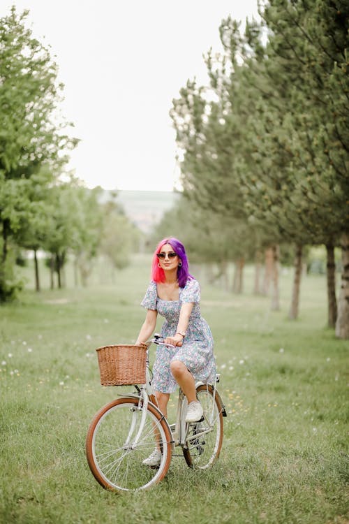 Photos gratuites de bicyclette, herbe, jeune fille