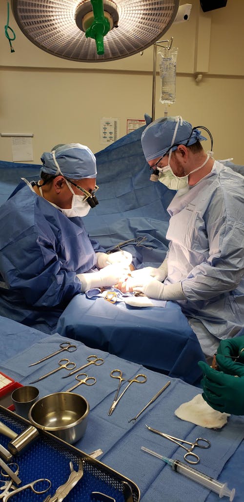 ameliyat önlükleri, ameliyathane, cerrahi ekipman içeren Ücretsiz stok fotoğraf