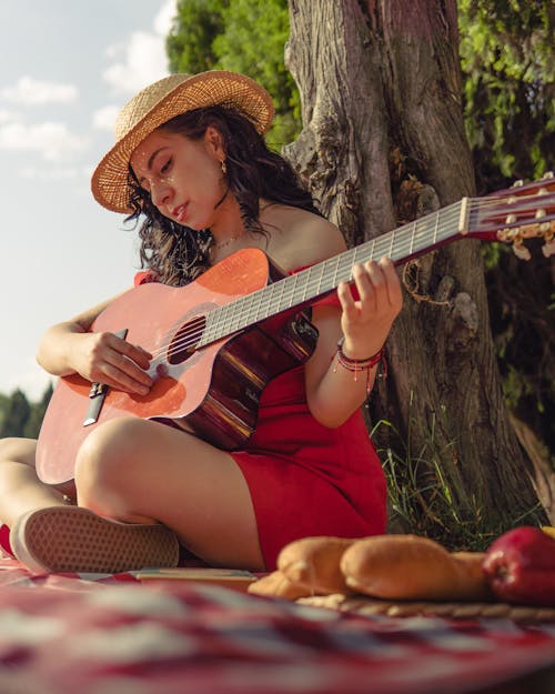 Gratis lagerfoto af baguetter, brunette, guitar