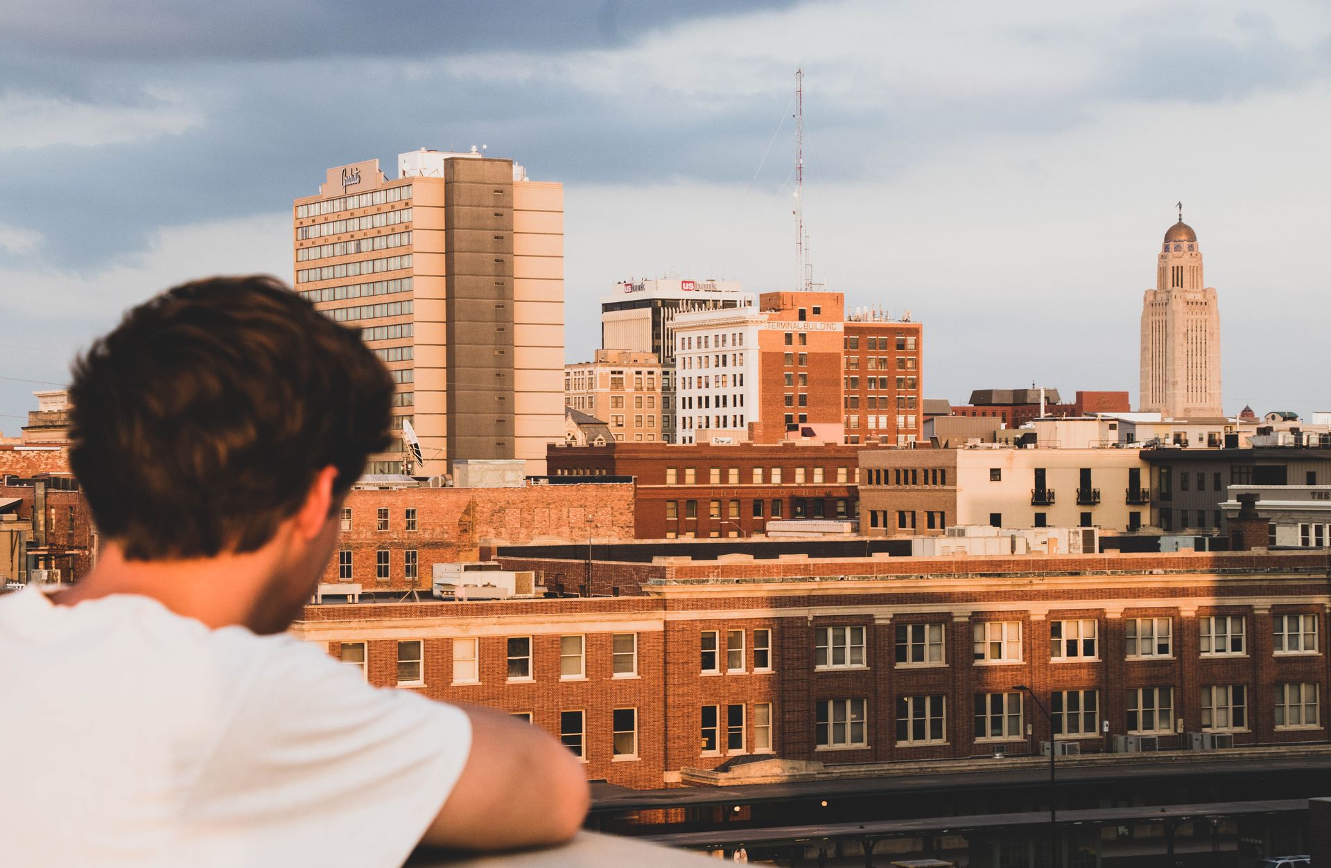 Omaha Nebraska şehir merkezi gündüz iş kulesi siluet manzarası