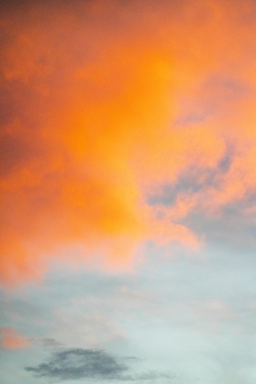 Sonnenuntergang & Himmel – Reduziertes Strahlend Hintergrundbild