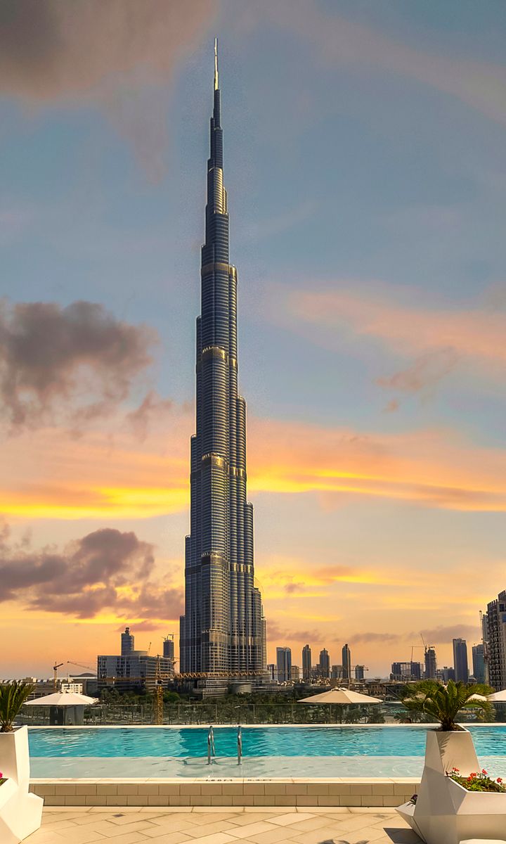 Burj Khalifa أمام سماء غروب ذهبية