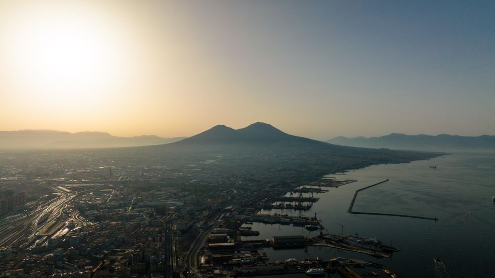 Vezuviul la răsărit, deasupra Golfului Napoli
