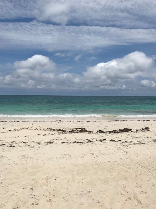 Foto profissional grátis de areia, céu azul, desocupado