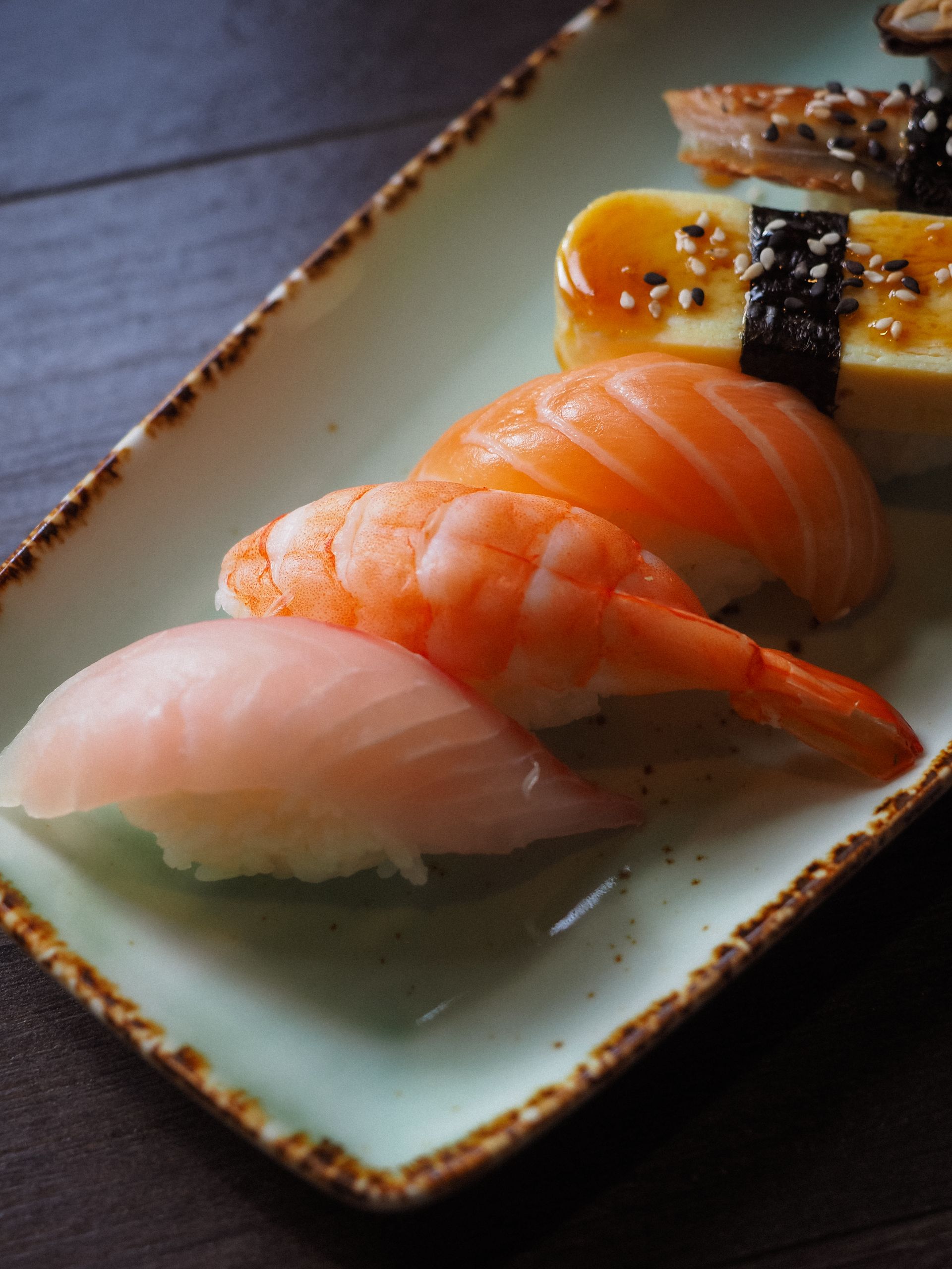 Tavola di nigiri di salmone, gamberi e tonno servita al Kyoto~Sushi Restaurant