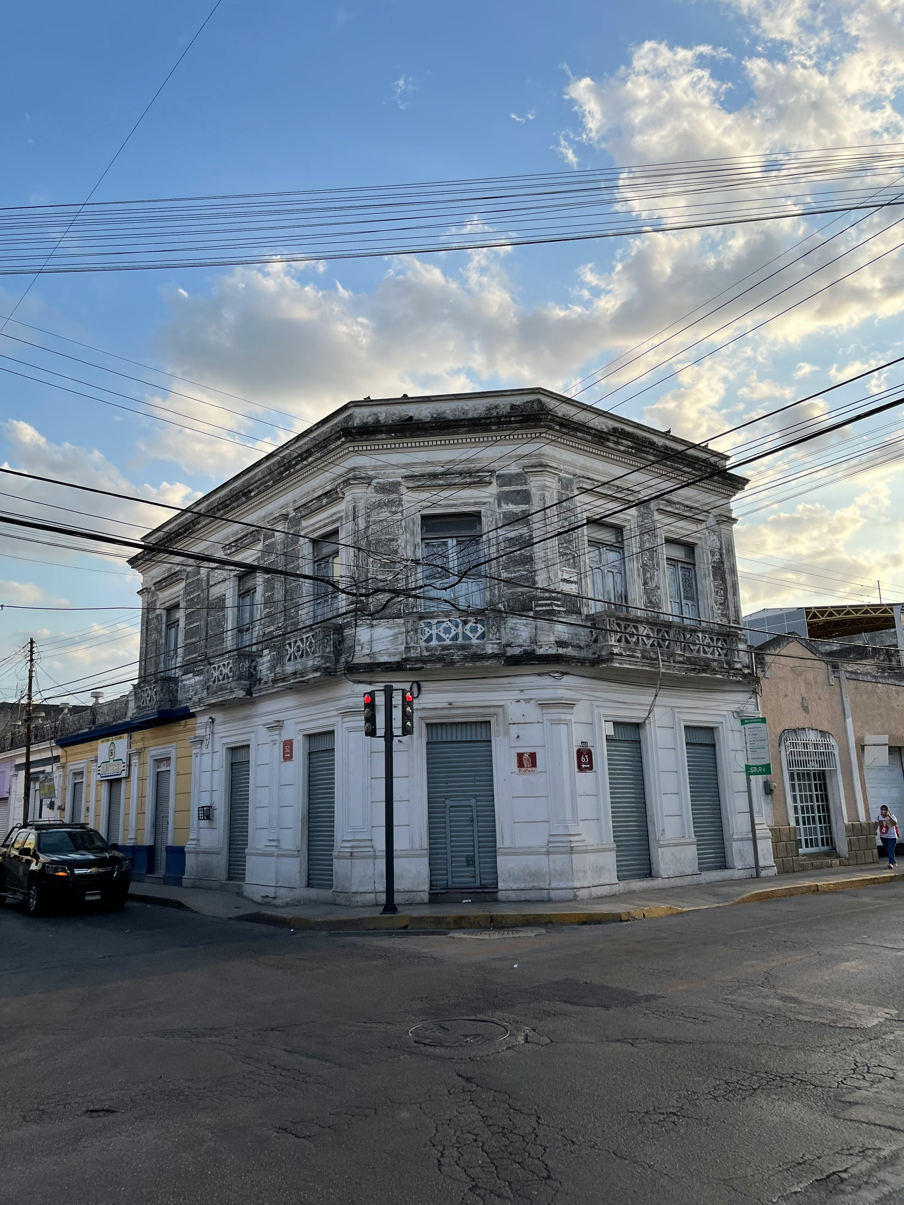 Free A vintage octagonal building at a city intersection under a bright blue sky. Stock Photo
