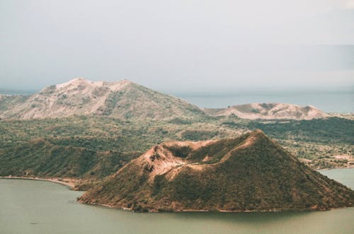 바다 근처 산의 사진