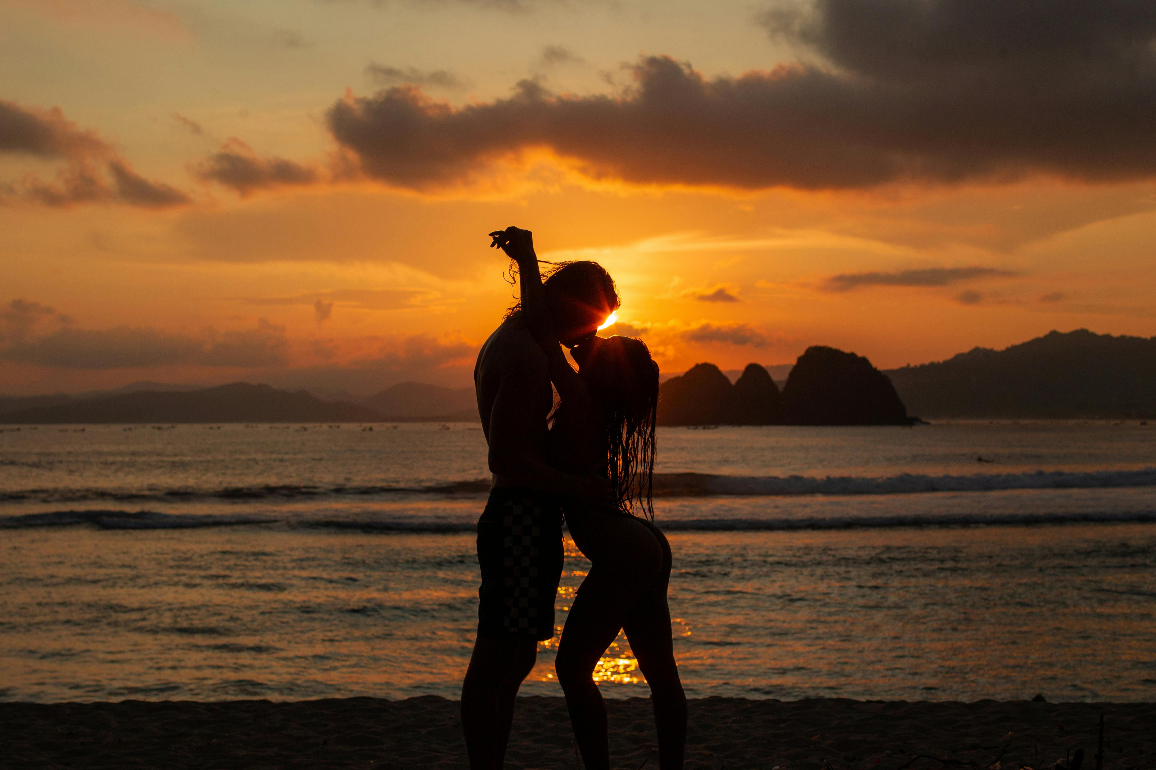 Silhouette of Kissing Couple on Beach · Free Stock Photo