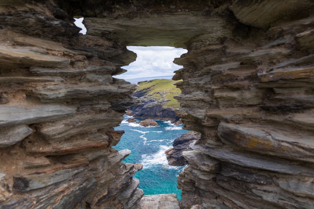 Marea văzută dintre ruinele castelului Tintagel, Cornwall, Anglia