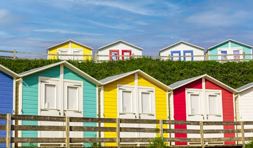 Foto profissional grátis de bude, cabanas de praia, céu azul