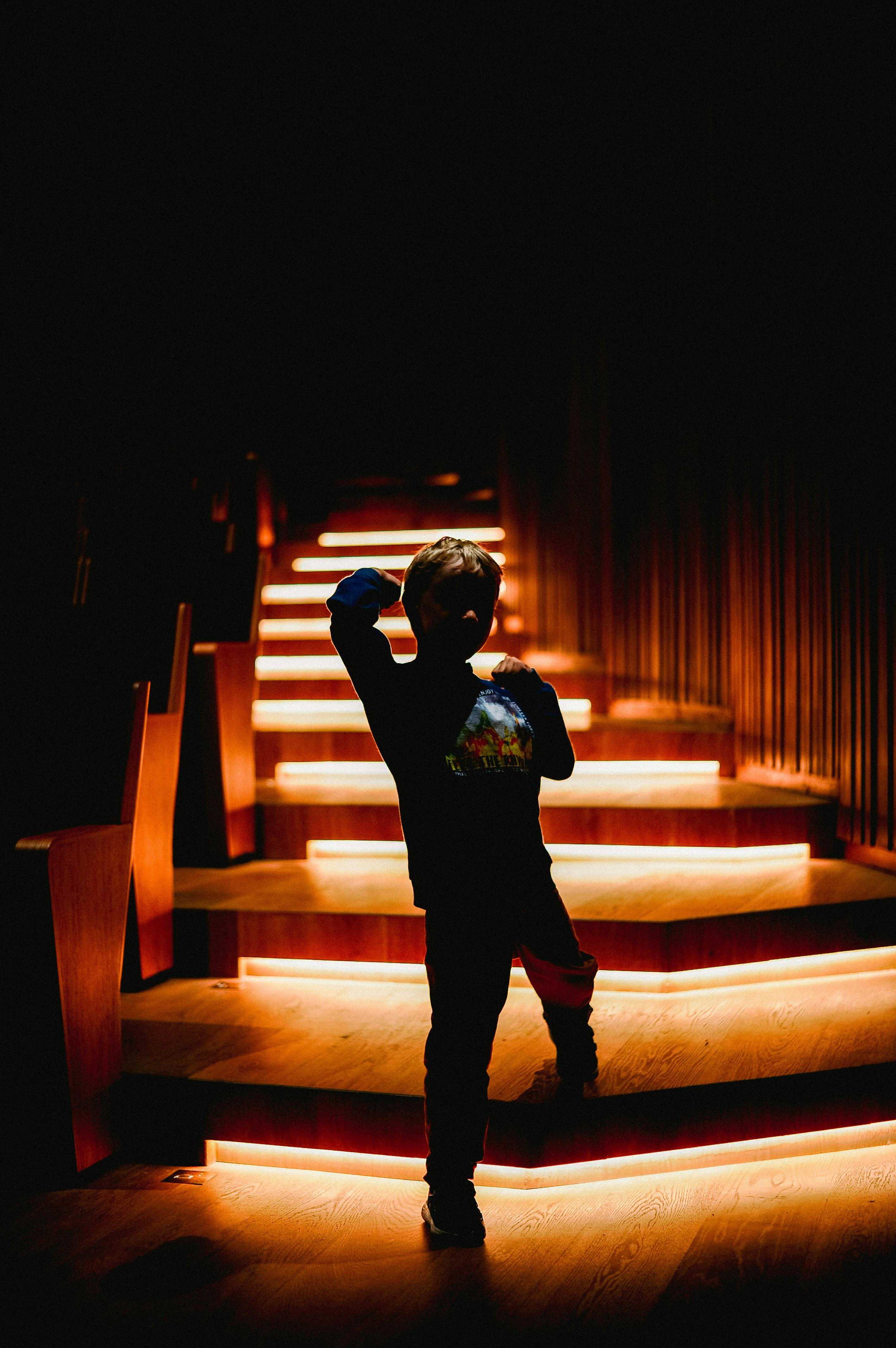 Ücretsiz Aydınlatılmış Merdivende Duran Bir çocuk Stok Fotoğraflar