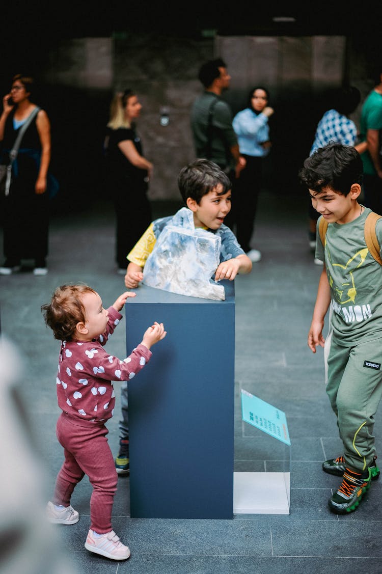 Kids In A Museum 