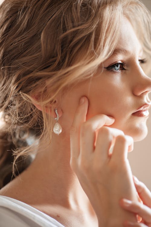 Free Woman Wearing a Delicate Makeup and Jewellery  Stock Photo