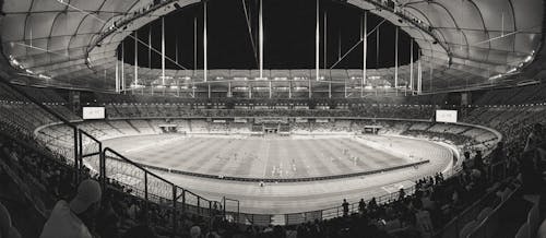 Foto stok gratis hitam & putih, lapangan sepak bola, panorama