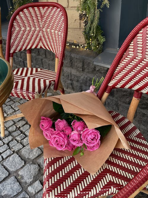Бесплатное стоковое фото с вертикальный выстрел, розовые розы, снимок сверху