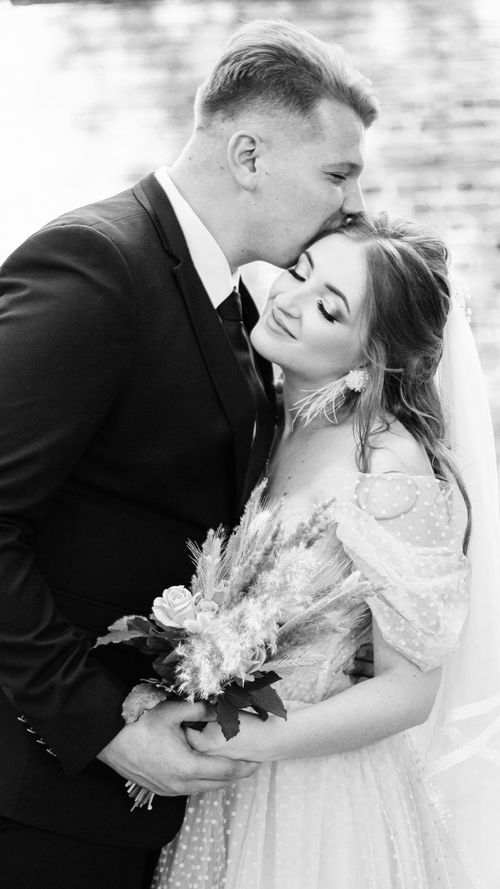 Free Elegant black and white portrait of a loving couple on their wedding day. Stock Photo