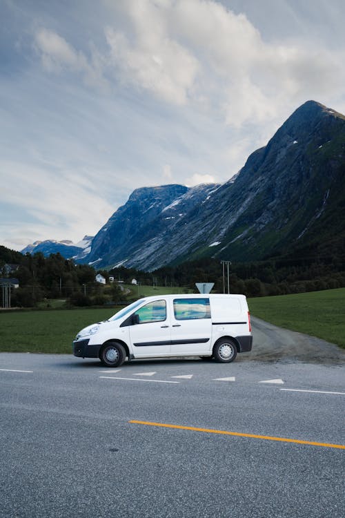 Immagine gratuita di furgone bianco, macchina, strada