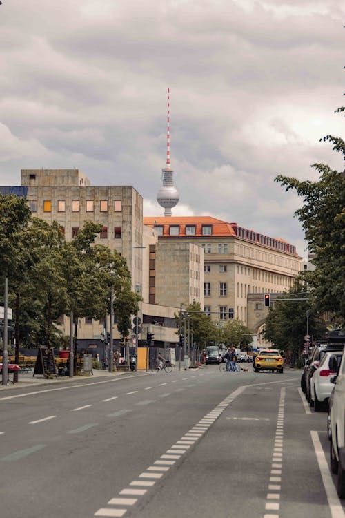 Безкоштовне стокове фото на тему «berliner fernsehturm, автомобілі, асфальт» стокове фото