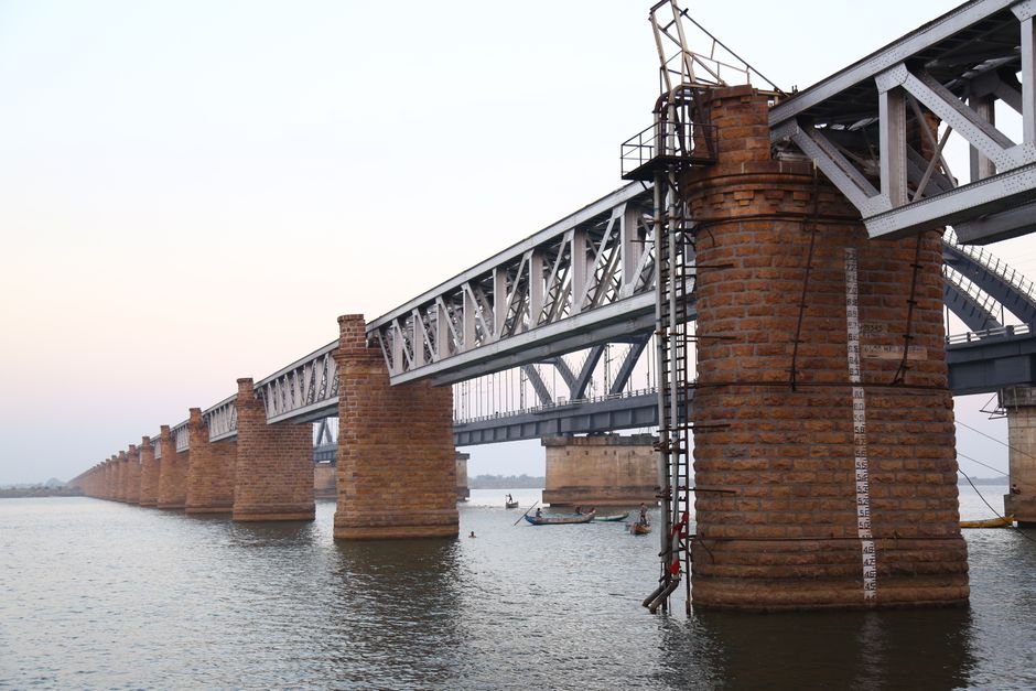 Couple Jumps Into Godavari River, Leaving Three-Year-Old Child Alone on Bridge