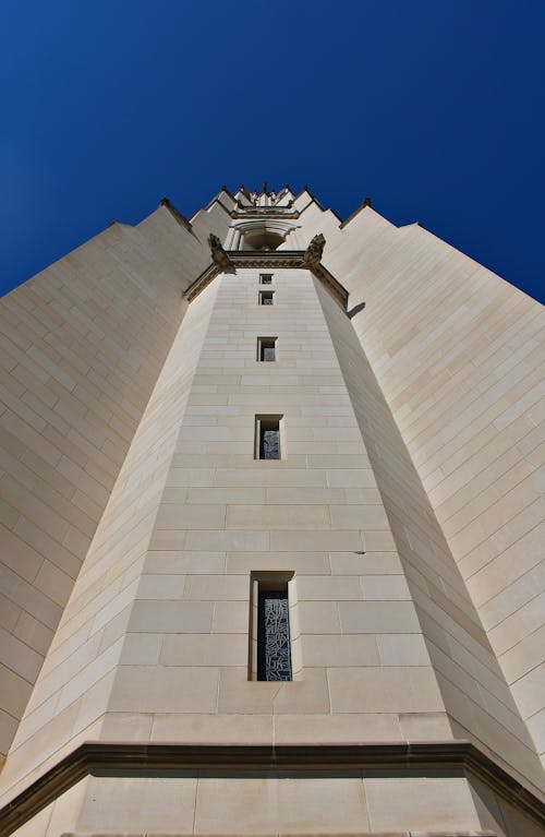 Fotos de stock gratuitas de edificio de concreto, exterior, foto de ángulo bajo