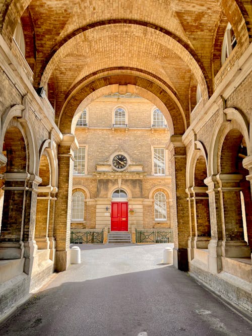 Základová fotografie zdarma na téma brána, červené dveře, gotická architektura