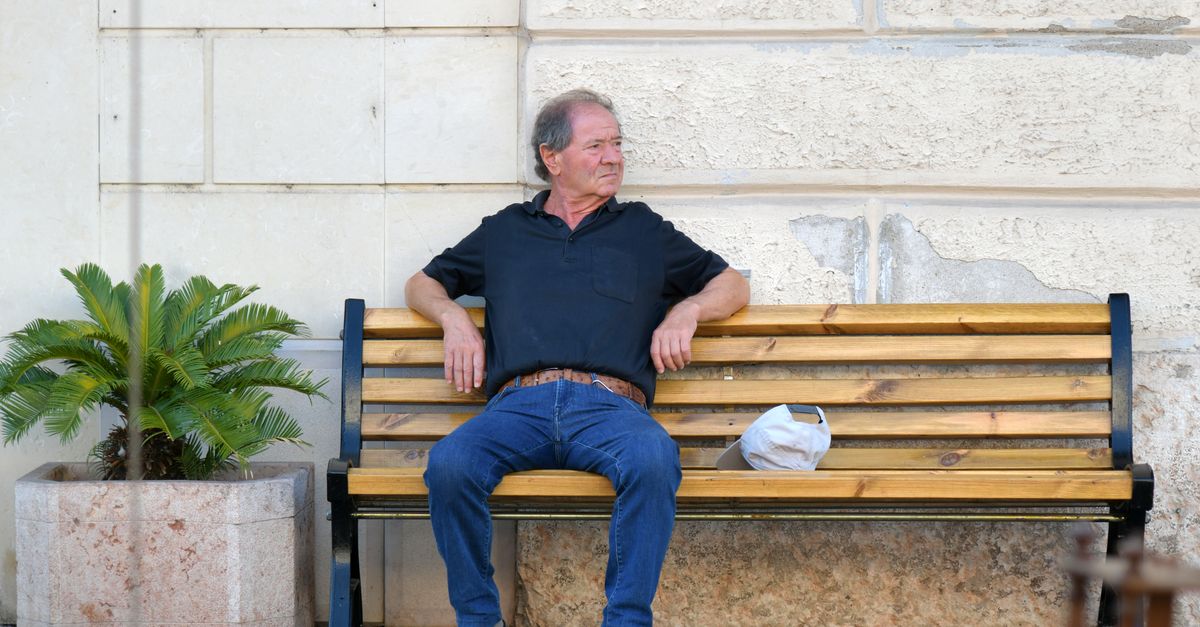 Γιατί σφυρίζουν τα αυτιά μου δυνατά με έναν οξύ ήχο σε ένα απόλυτα ήσυχο δωμάτιο;