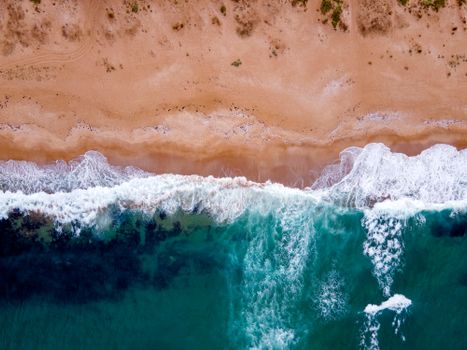 A mesmerizing birds-eye view of waves crashing on Dyuni beach in Burgas, Bulgaria.