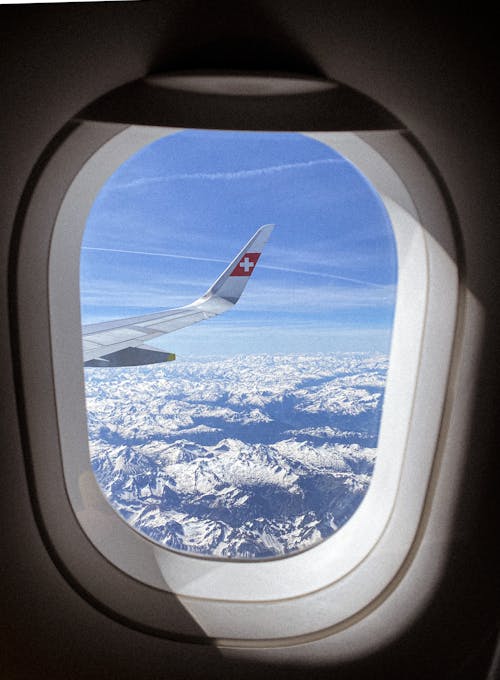 Foto stok gratis jendela pesawat, langit biru, perjalanan udara