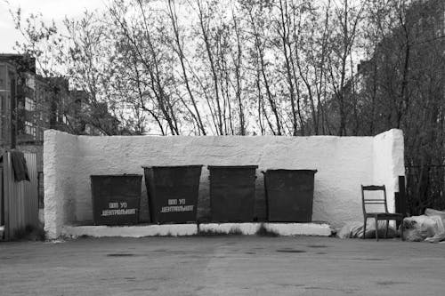 Fotos de stock gratuitas de basureros, blanco y negro, ciudad