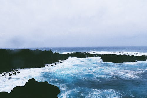 Foto Del Mar Bajo El Cielo Nublado