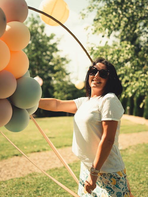 balonlar, dikey atış, Güneş gözlüğü içeren Ücretsiz stok fotoğraf