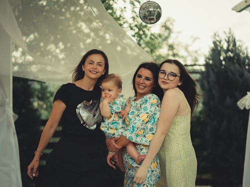 Free Family of Women Posing Together Stock Photo