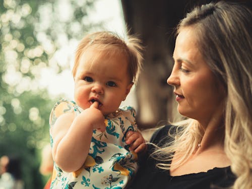 Kostenloses Stock Foto zu familie, gucken, mutter