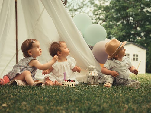 Gratis stockfoto met babies, feest, gras