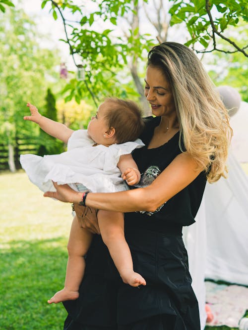 Gratis stockfoto met baby, bomen, dochter