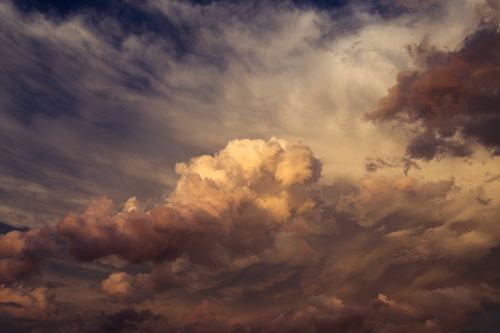 Free A stunning view of a dramatic cloudy sky during sunset, capturing vibrant and moody colors. Stock Photo
