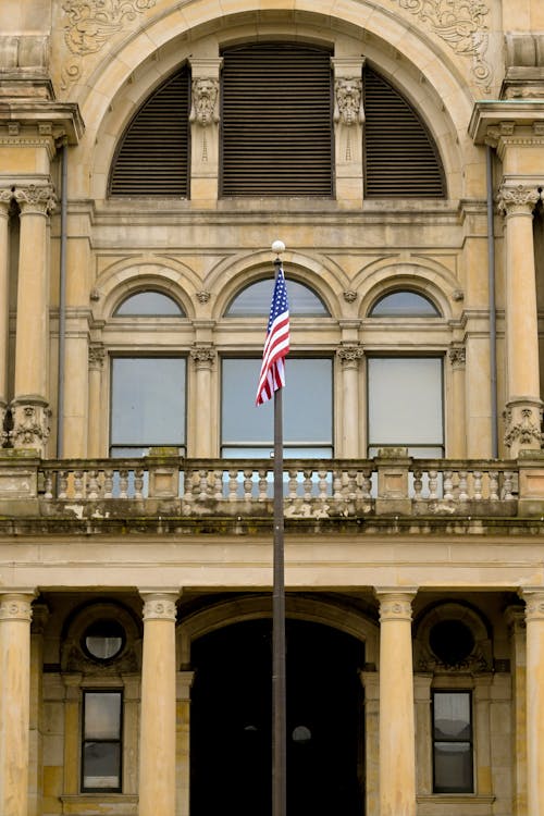 Gratis stockfoto met amerikaanse vlag, gebouw, ramen