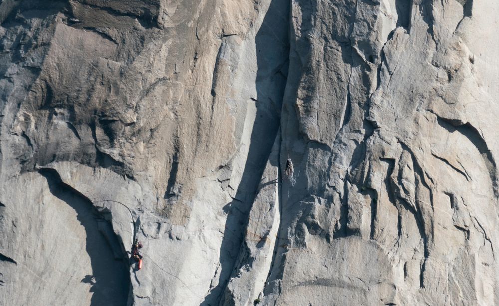 Grimpeur pratiquant l’escalade sur une falaise naturelle
