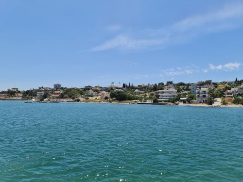 Free A beautiful coastal view of a serene seaside town with blue waters and clear skies. Stock Photo