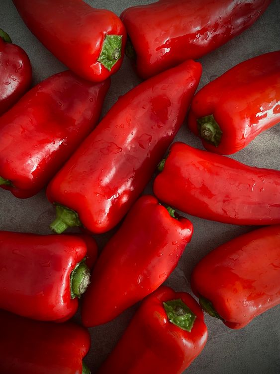 Leuchtend rote Paprika im Flachlay arrangiert