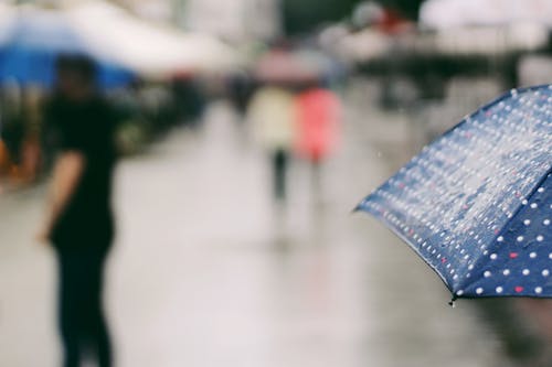 La Photo En Gros Plan Du Parapluie Bleu