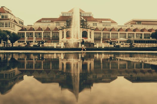 日落时分，雄伟的建筑倒影矗立在索波特宁静的喷泉中，展现出优雅的设计