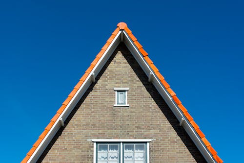 Foto d'estoc gratuïta de casa de maó, cel blau, finestres