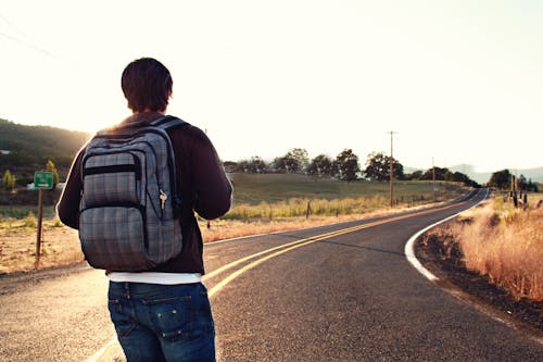 Homem Voltado Para A Estrada