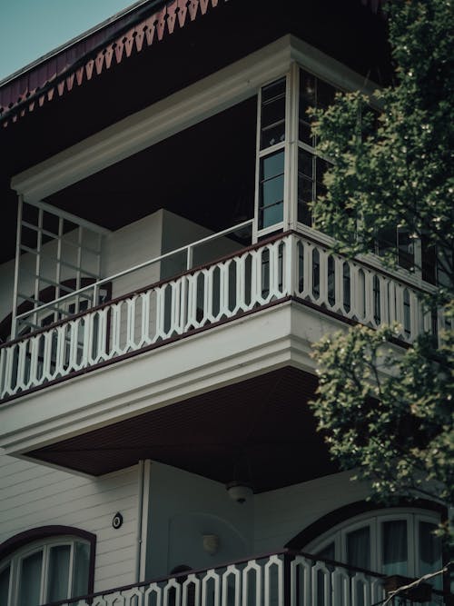 Gratis stockfoto met balkons, betonnen huis, Groene plant