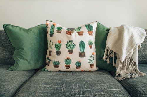 бесплатная Белые и зеленые декоративные подушки Стоковое фото