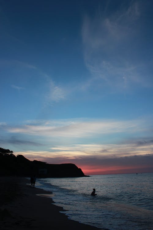 Бесплатное стоковое фото с береговая линия, вертикальный выстрел, закат